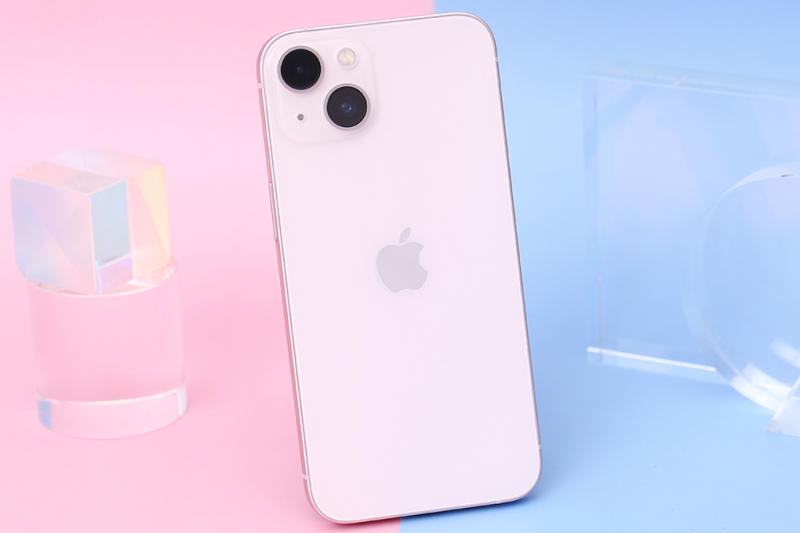 iPhone 13 với cụm camera đặt ch&eacute;o s&aacute;ng tạo